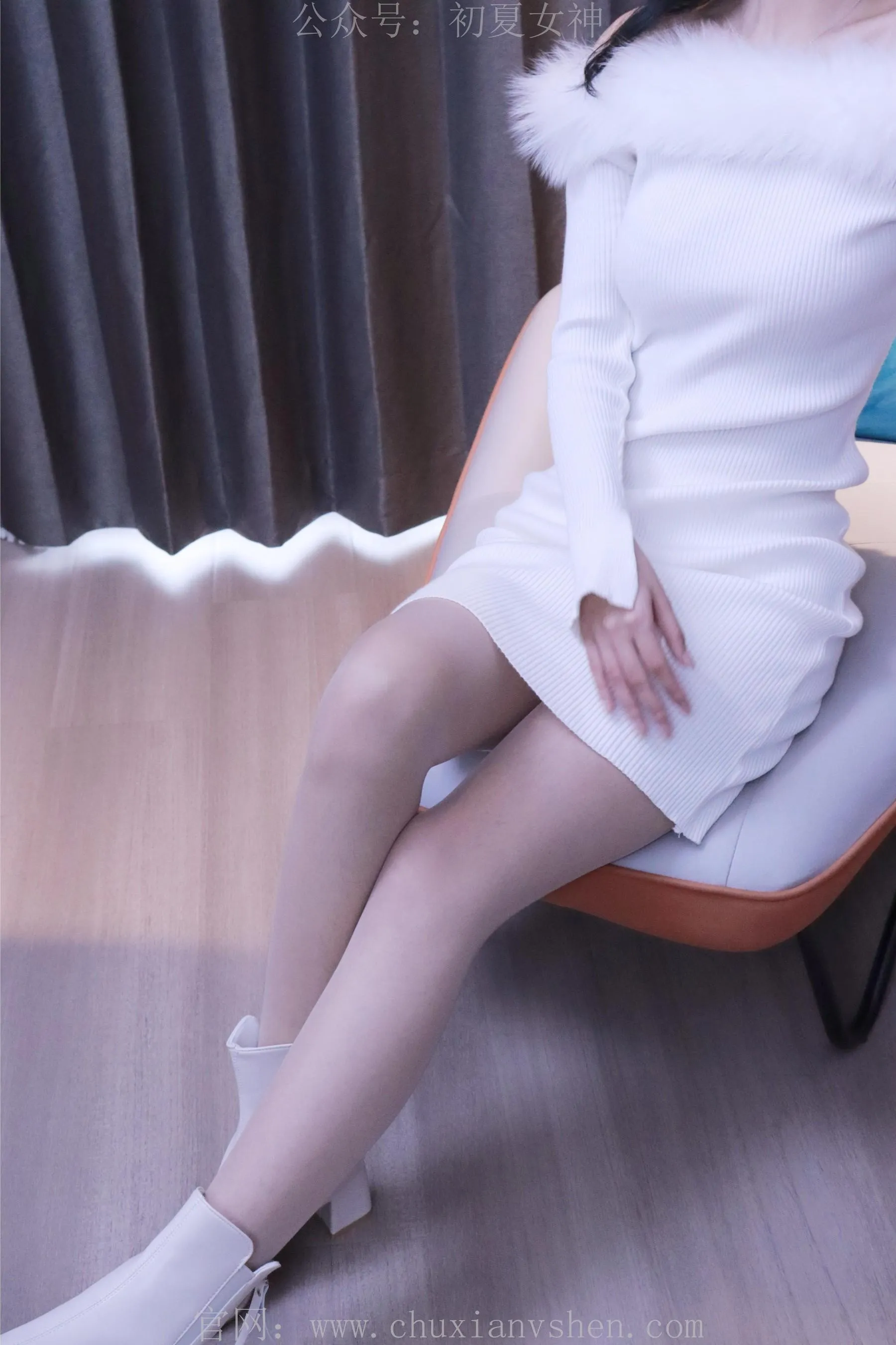 初夏女神 NO.010 依依 2022款白色毛领连衣裙搭白色短靴 [147P]插图8